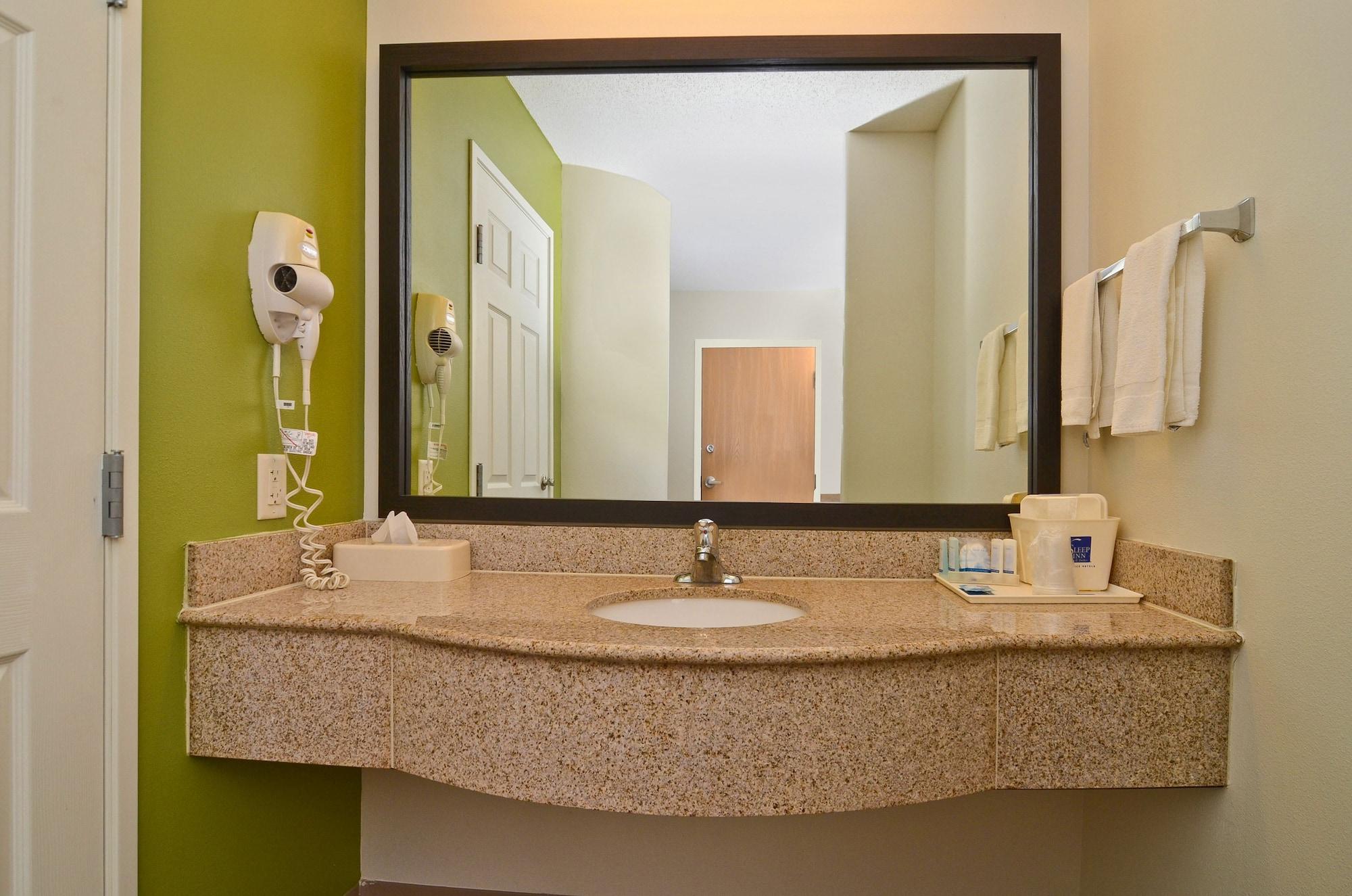 Sleep Inn & Suites Conference Center And Water Park Майнот Екстериор снимка
