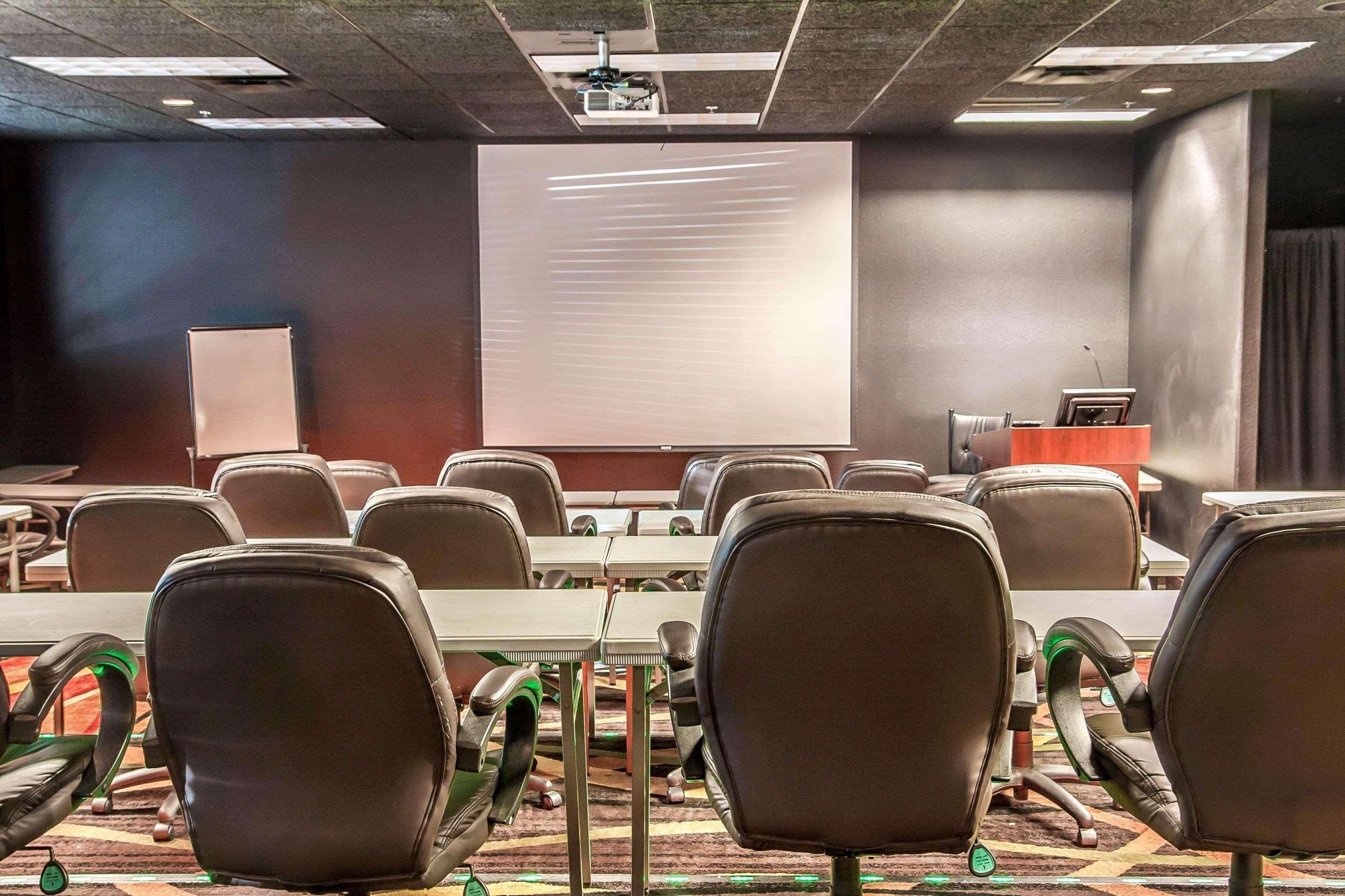 Sleep Inn & Suites Conference Center And Water Park Майнот Екстериор снимка