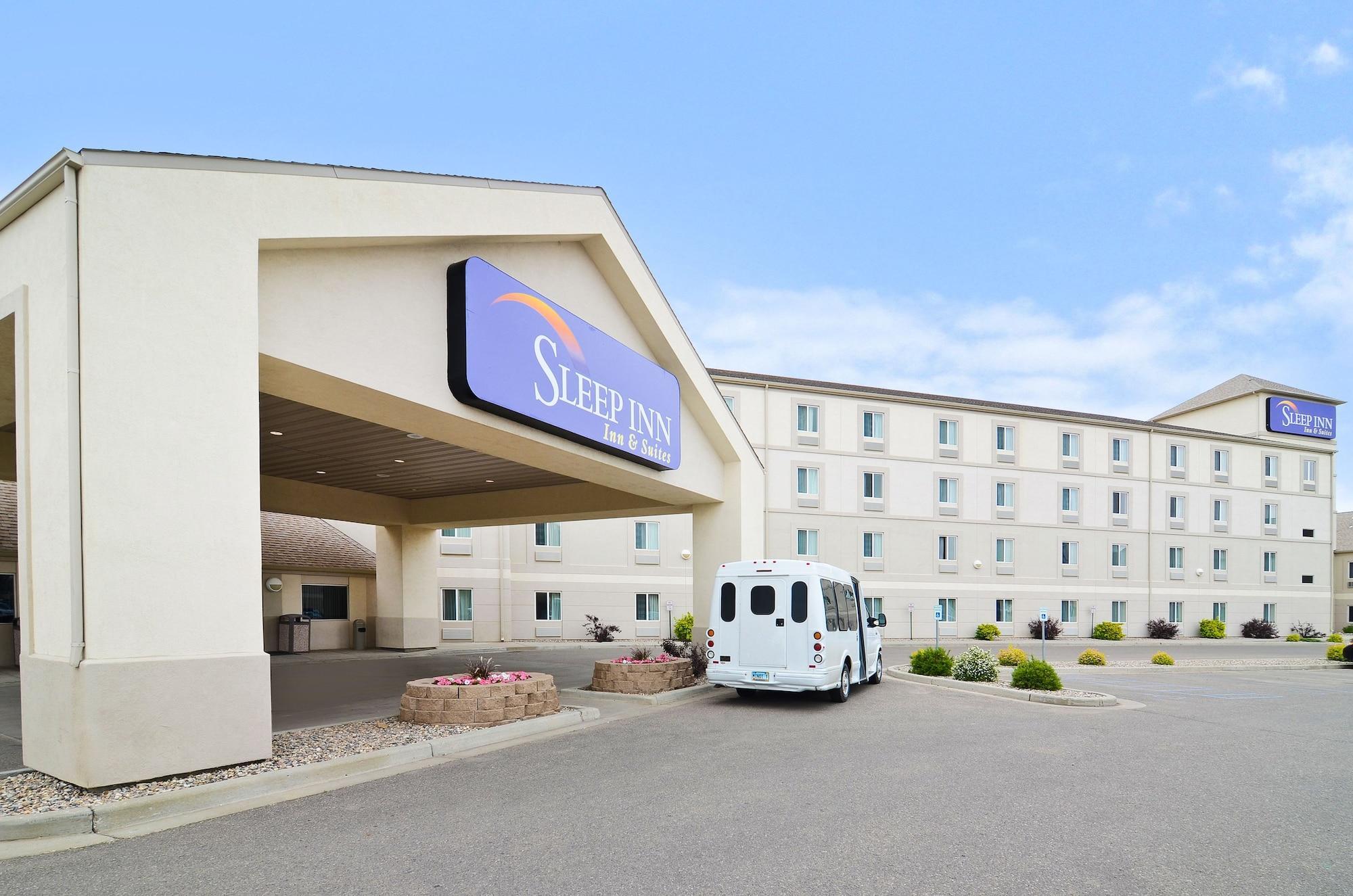 Sleep Inn & Suites Conference Center And Water Park Майнот Екстериор снимка