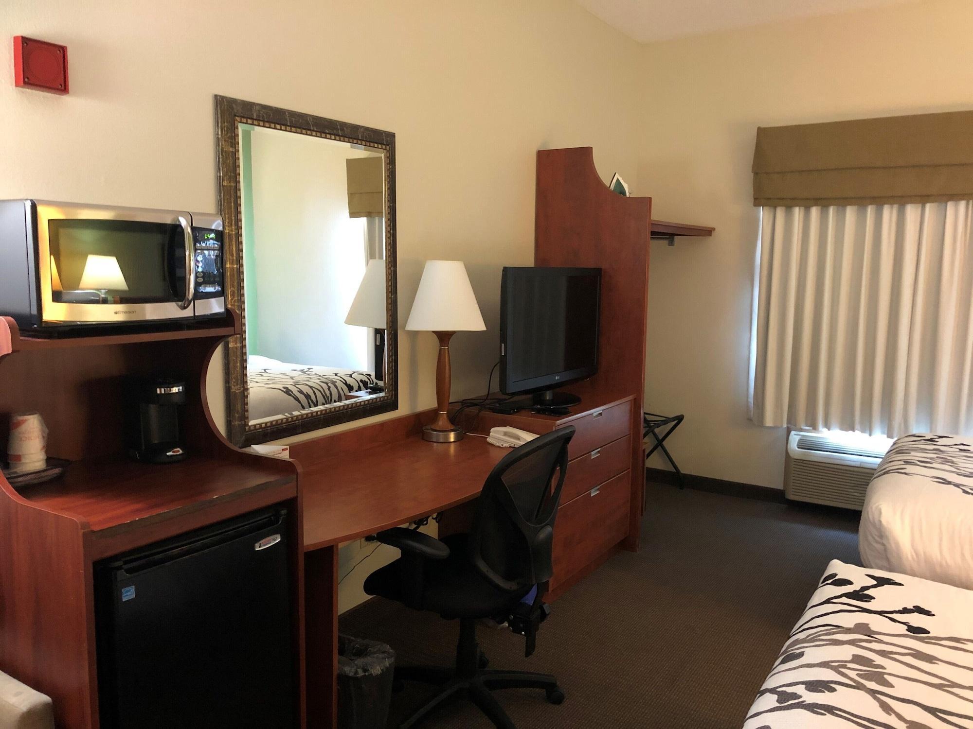 Sleep Inn & Suites Conference Center And Water Park Майнот Екстериор снимка