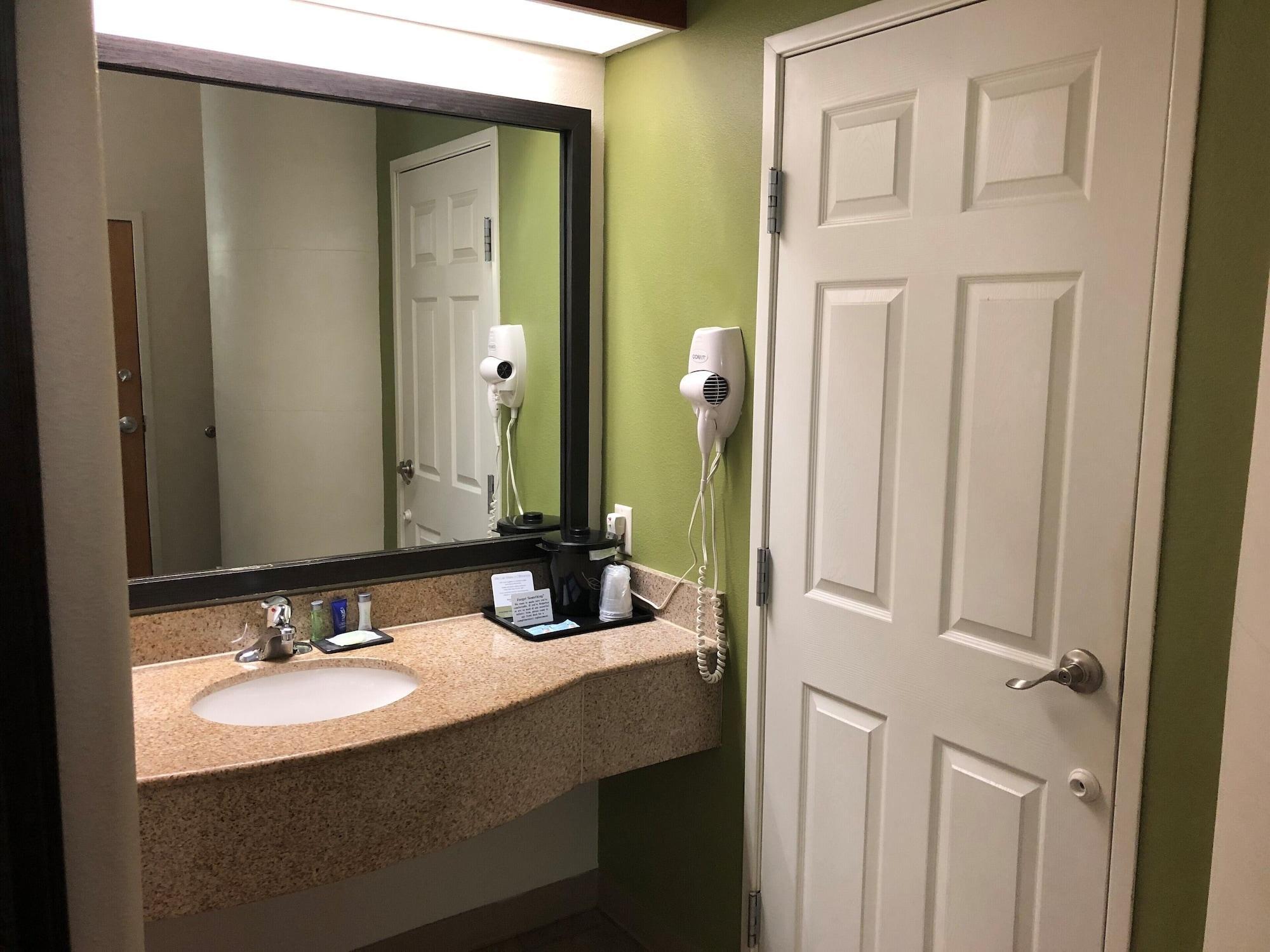 Sleep Inn & Suites Conference Center And Water Park Майнот Екстериор снимка