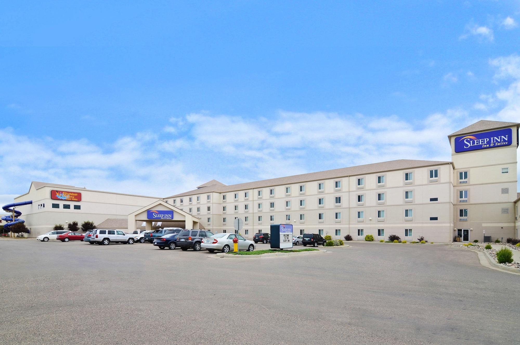 Sleep Inn & Suites Conference Center And Water Park Майнот Екстериор снимка
